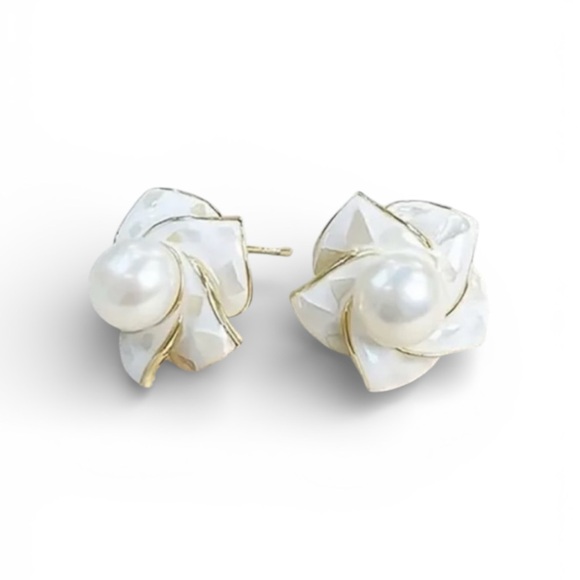 Whimsy_and_Rose Jewelry - Natural Freshwater Cultured Pearl Seashell Stud Earrings